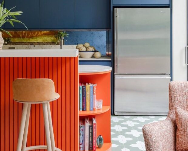 7 projetos de cozinha com paletas de cores inusitadas