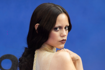 Entenda a polêmica tendência do ‘tired girl makeup’ que Jenna Ortega adotou.