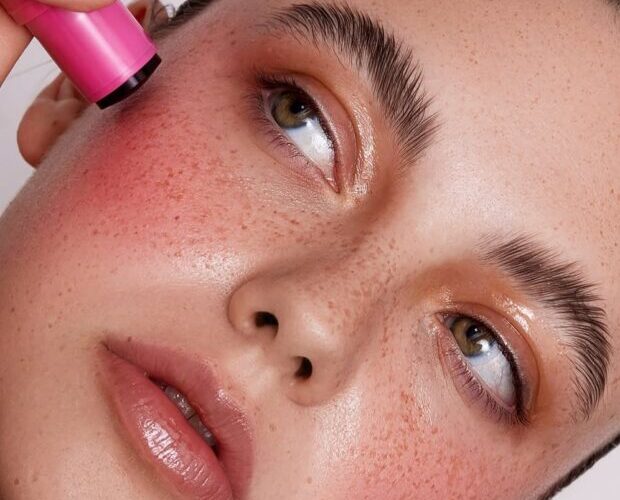 Cinco irresistíveis opções de blush em gel para incluir na sua bolsa de maquiagem