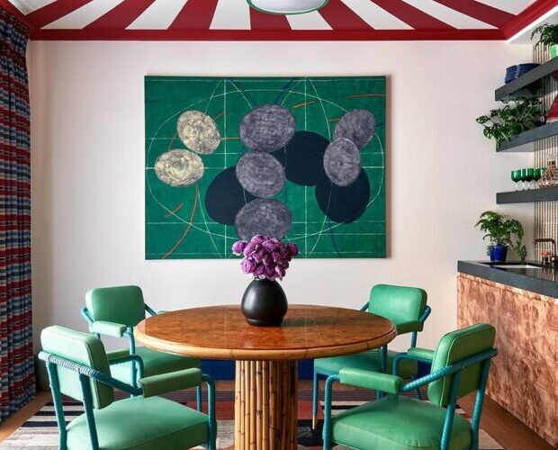 Residência animada com tons vibrantes, estampas listradas e inspiração circense