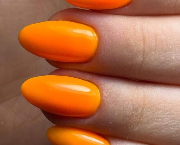 Esmalte laranja: Descubra 9 maneiras incríveis de arrasar com a cor tendência nas unhas