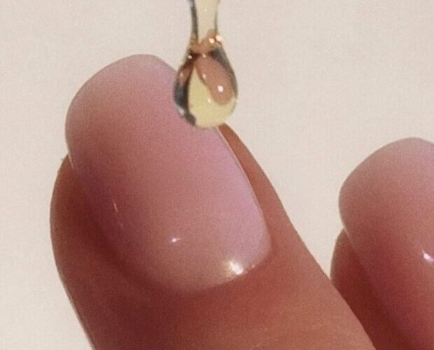 “9 opções de óleos para cutícula que vão manter suas unhas perfeitas durante todo o dia”