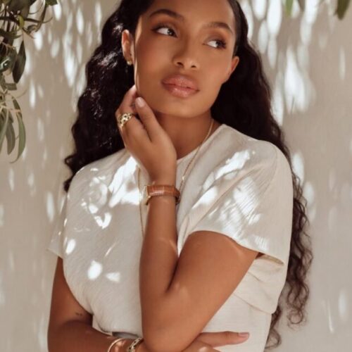 6 dicas infalíveis de óleos para revitalizar cabelos cacheados e ressecados, selecionados por especialistas da área