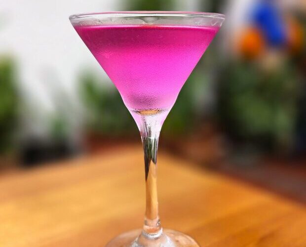 Descubra 14 receitas incríveis de drinks que levam vegetais, incluindo Martini de nabo