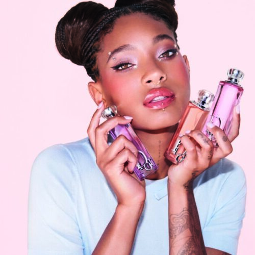 Anyas Taylor-Joy e Willow Smith colaboram com Dior para trazer novidades em perfumes e óleos labiais.