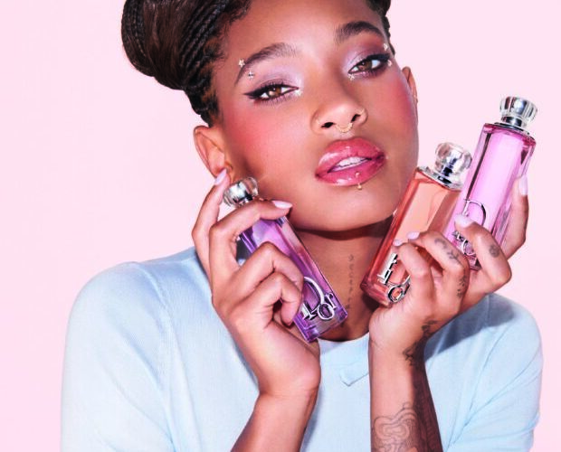 Anyas Taylor-Joy e Willow Smith colaboram com Dior para trazer novidades em perfumes e óleos labiais.