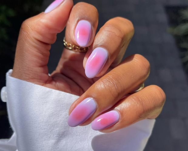 “5 unhas decoradas roxas para inovar na manicure”