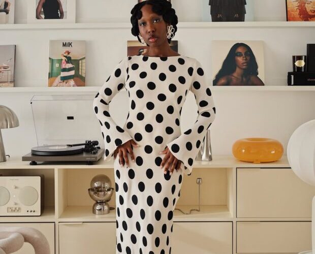 7 dicas para potencializar suas produções com vestidos longos básicos.