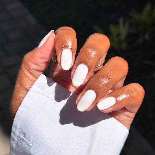 Descubra como encontrar a manicure ideal para conquistar unhas brancas e delicadas, tendência do momento