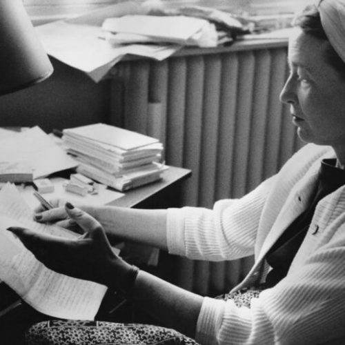 Qual o motivo para explorar Simone de Beauvoir no futuro?