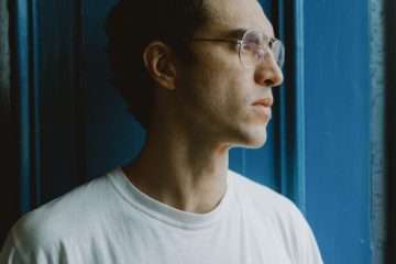 Zeca Veloso encanta o público com o lançamento do álbum Boas Novas em São Paulo e no Rio de Janeiro.