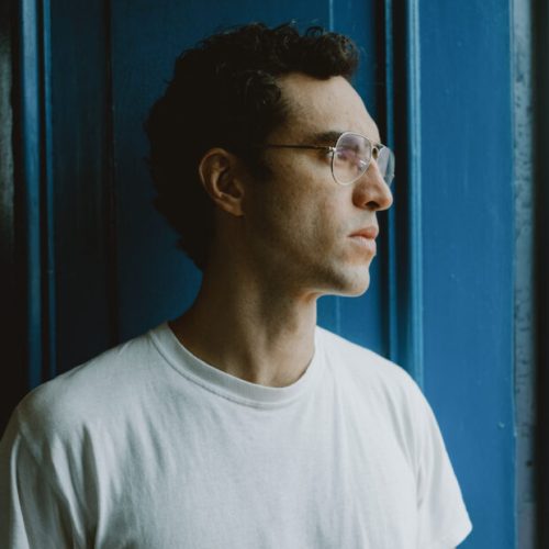 Zeca Veloso encanta o público com o lançamento do álbum Boas Novas em São Paulo e no Rio de Janeiro.