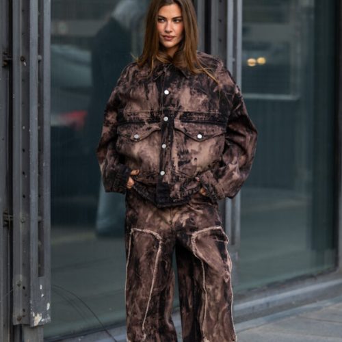 O retorno da calça jeans desbotada em 2026: uma nova versão que vai te surpreender