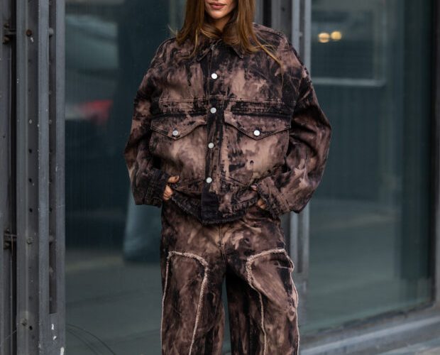 O retorno da calça jeans desbotada em 2026: uma nova versão que vai te surpreender