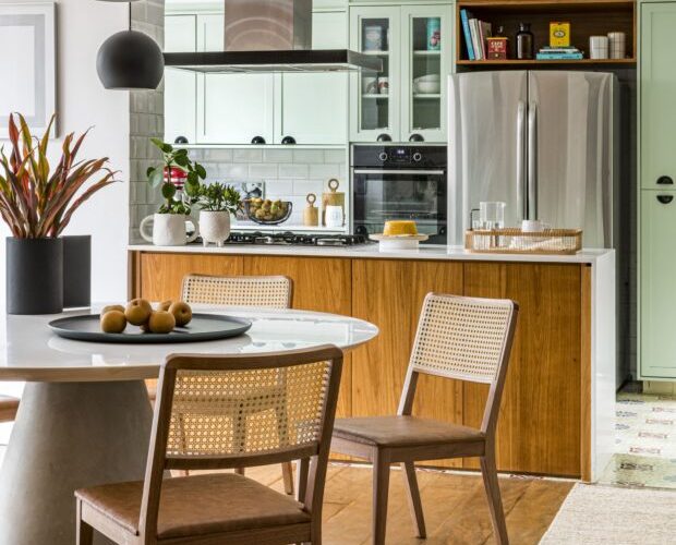 5 ideias que mostram como cozinhas americanas podem ser funcionais mesmo em espaços pequenos