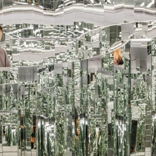 Britânica Es Devlin, renomada cenógrafa de Beyoncé e Bad Bunny, apresenta exposição inédita em São Paulo.