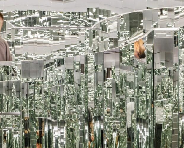 Britânica Es Devlin, renomada cenógrafa de Beyoncé e Bad Bunny, apresenta exposição inédita em São Paulo.