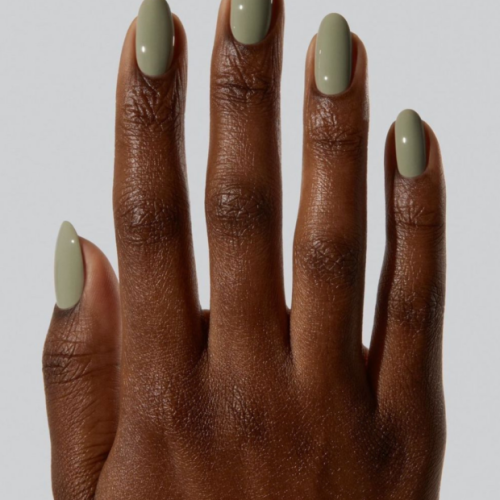Tendência de unhas: Esmalte verde oliva é a aposta da vez, sozinho ou combinado — confira 8 ideias inspiradoras