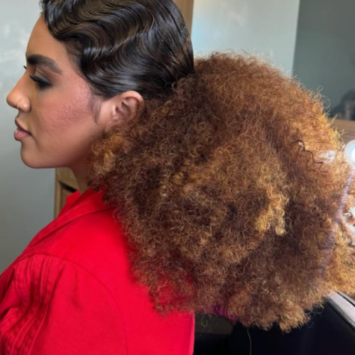 5 ideias de penteados incríveis para cabelos crespos em ocasiões especiais: da formatura ao casamento!