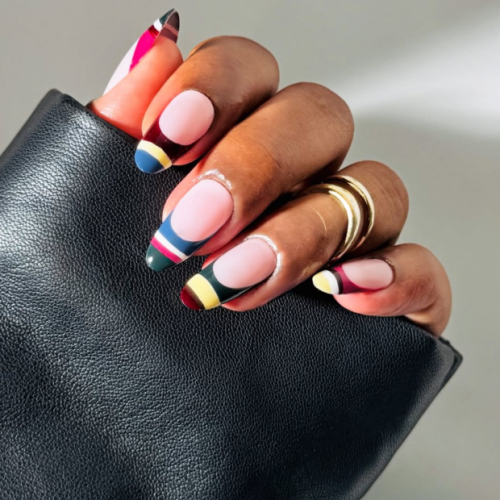 6 combinações de esmaltes para atualizar suas unhas francesinhas com cores vibrantes