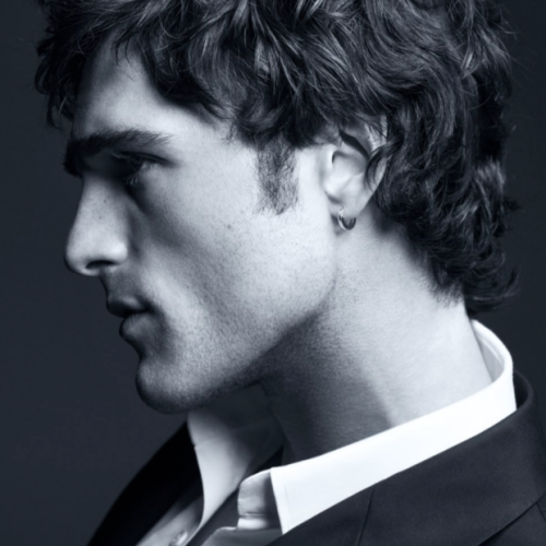 Jacob Elordi assume o papel de embaixador da fragrância Bleu de Chanel