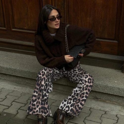 Sai do básico com a calça estampada de animal