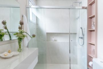 Cinco peças acessíveis para transformar a decoração de banheiros compactos