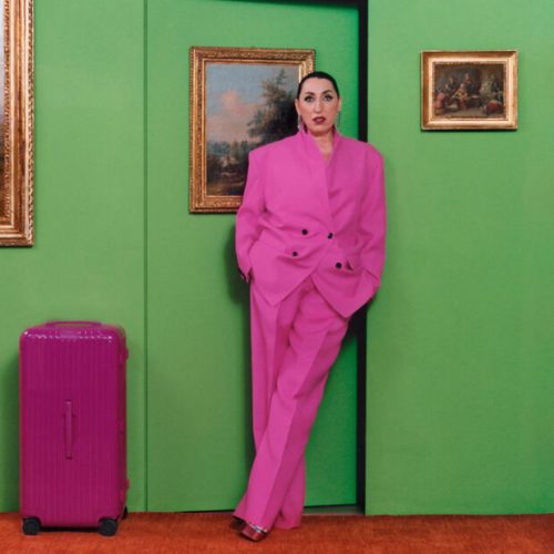 Rimowa lança nova paleta de cores em colaboração com Rossy de Palma