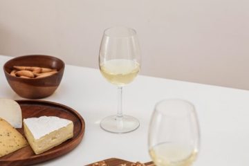 “Dicas de especialista: 5 vinhos brancos de qualidade e preço acessível para acertar no brinde”