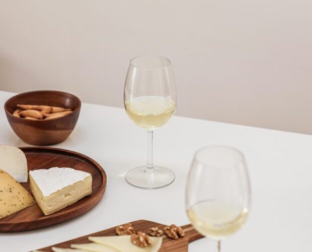 “Dicas de especialista: 5 vinhos brancos de qualidade e preço acessível para acertar no brinde”