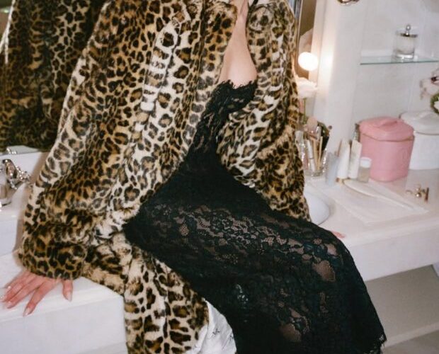 Quatro opções de casacos para complementar seus vestidos de festa