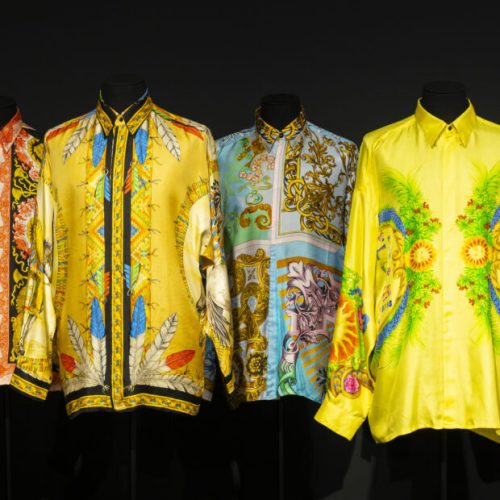 Versace: A Exuberância do Barroco e do Pop em Exposição Parisiense