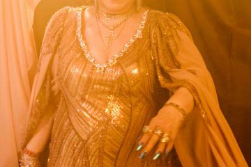 Alcione presta tributo a sambistas com trajes icônicos durante sua turnê