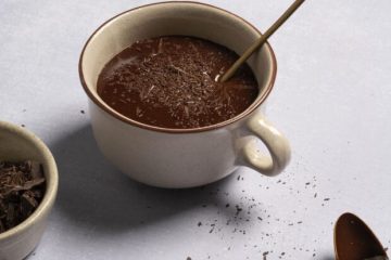 Delicie-se com esta reconfortante receita de chocolate quente cremoso