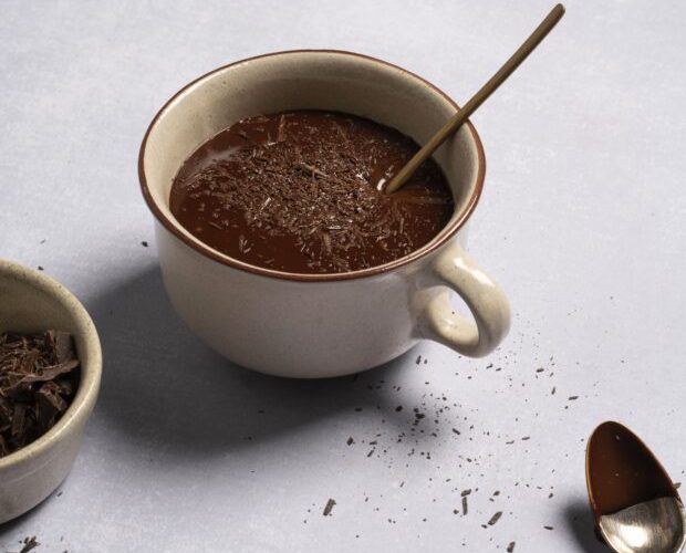 Delicie-se com esta reconfortante receita de chocolate quente cremoso