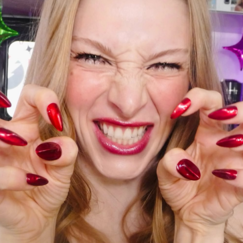 10 maneiras criativas de usar unhas vermelhas e transformar o tradicional