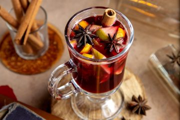 Delícias quentes do arraial: receitas de quentão e vinho quente para aquecer a festa
