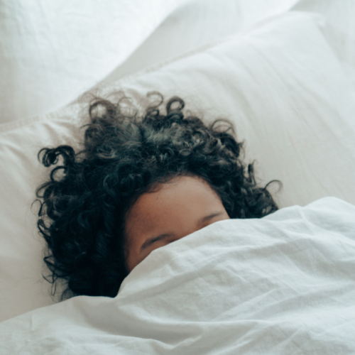 Revitalize seus cabelos enquanto dorme: 10 tratamentos noturnos para um sono de beleza