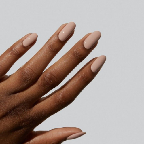 Seis novas opções de esmaltes para renovar o visual das unhas nude nesta estação