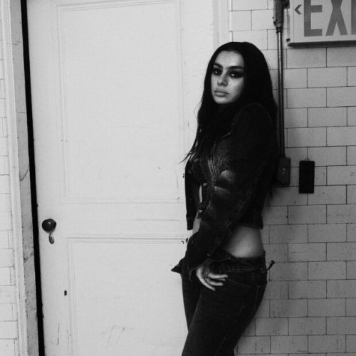 Charli XCX se transforma com “Music, fashion, film” após o lançamento de “Brat