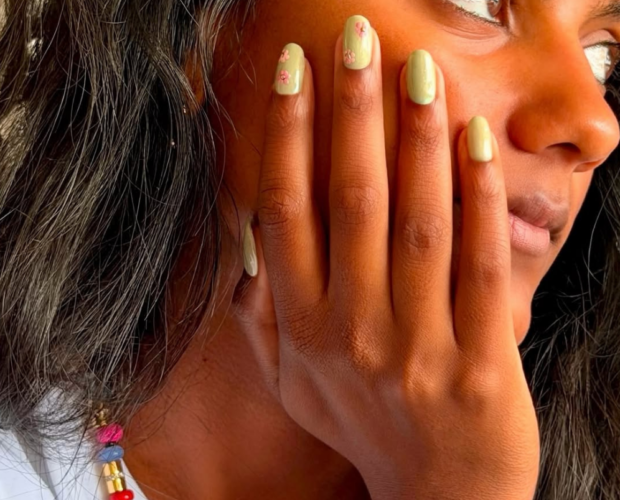 Seis estilos de unhas decoradas que evocam instantaneamente a vibe Y2K
