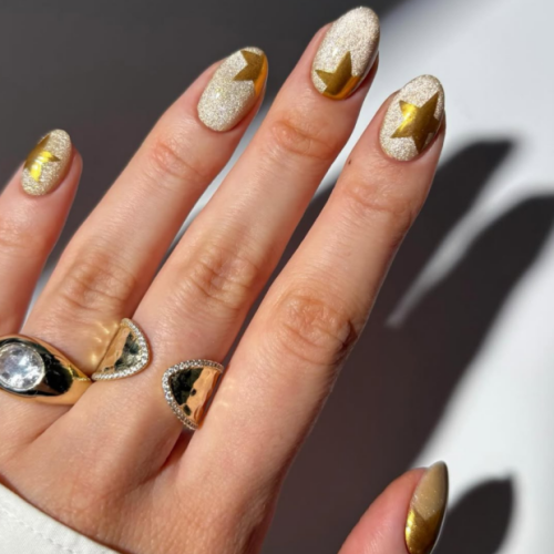 Cinco ideias brilhantes para incorporar o esmalte dourado nas unhas