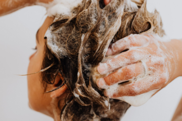 Top 5 shampoos anti-caspa recomendados por especialistas em dermatologia