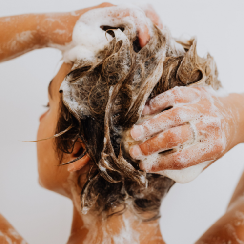 Top 5 shampoos anti-caspa recomendados por especialistas em dermatologia