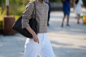 6 maneiras de usar calça jeans branca na meia-estação, segundo as fashionistas