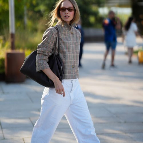 6 maneiras de usar calça jeans branca na meia-estação, segundo as fashionistas