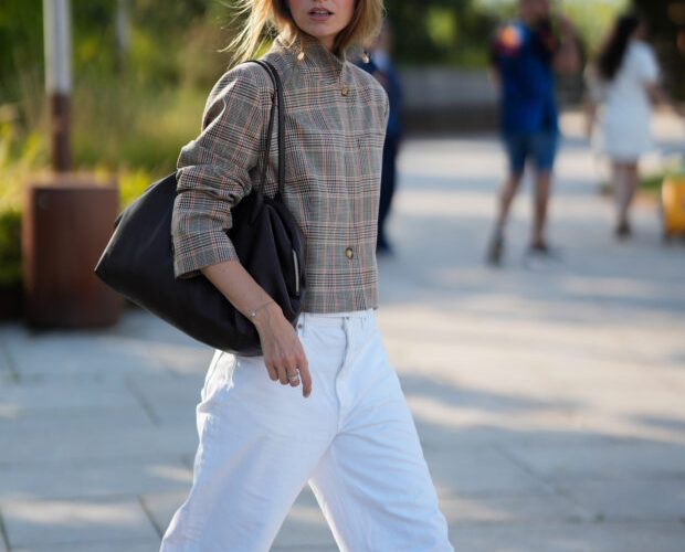 6 maneiras de usar calça jeans branca na meia-estação, segundo as fashionistas