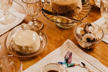 Receba com Estilo: 5 Conjuntos de Mesa que Elevam sua Decoração Sozinhos