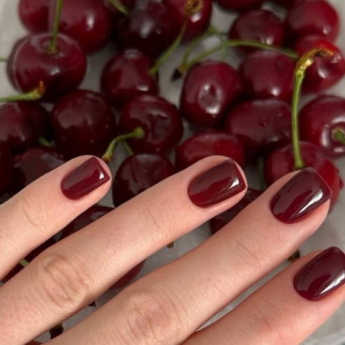 Esmalte vermelho-cereja: a escolha perfeita para renovar sua manicure com sutileza
