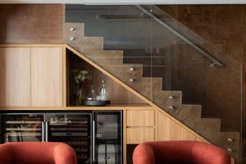Está sobrando espaço? 7 maneiras de integrar o vão sob a escada à decoração da casa